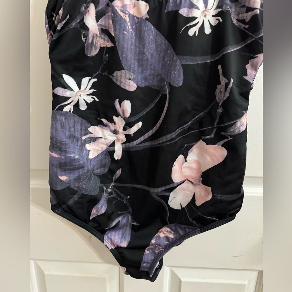 Women’s all in motion one piece swimsuit. Size medium. - Picture 4 of 5